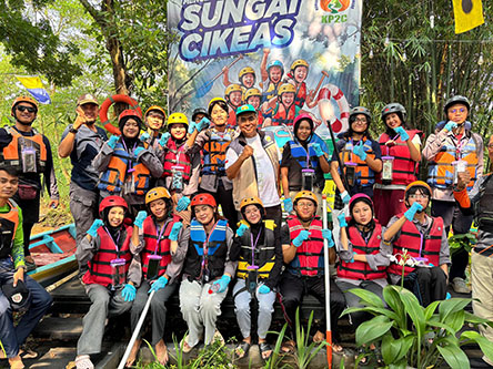 Mahasiswa Universitas Pakuan  Bebersih dan Susur Sungai Cikeas puar.jpg